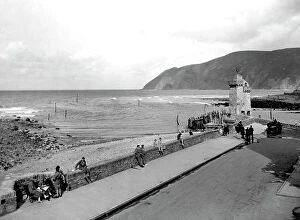 Holidaymakers Collection: The Sea Front at Lynmouth, Devon, August 1929