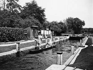 Images Dated 7th September 2020: Shiplake Lock, Oxfordshire, August 1939