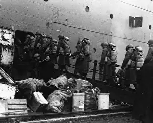 The Railway At War Prints: US soldiers embarking a ship in a GWR South Wales Dock, 1942