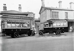 Road Motor Vehicles Collection: Swindon Station, 1930