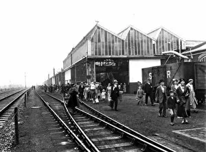 Workers at Swindon Works Collection: Swindon Works staff boarding Trip trains in 1934