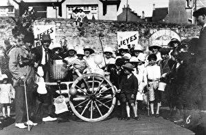 Images Dated 11th June 2018: Trip week holiday makers at Tenby, c1930