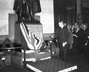 Images Dated 28th February 2014: Unveiling of the World War 2 memorial at Paddington Station, 1949