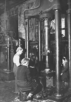 Images Dated 10th March 2014: War time work in Q Shop at Swindon Works, 1942