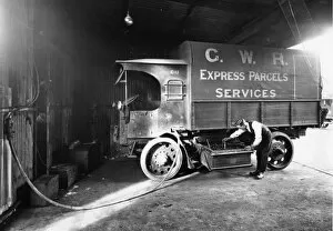 Road Motor Vehicles Gallery: Westbourne Park Motor Depot, 1920