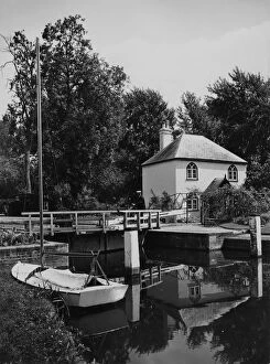 Berkshire Gallery: Whitchurch Lock, Pangbourne, August 1939